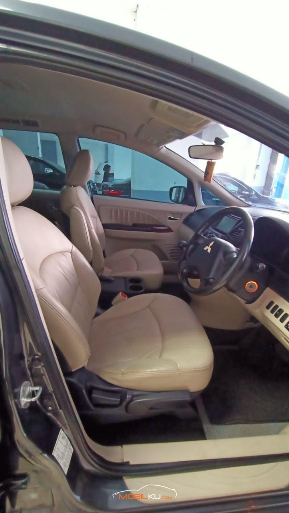 Mobil Mitsubishi Grandis 2008