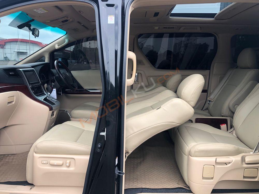 Mobil Toyota Vellfire 2010