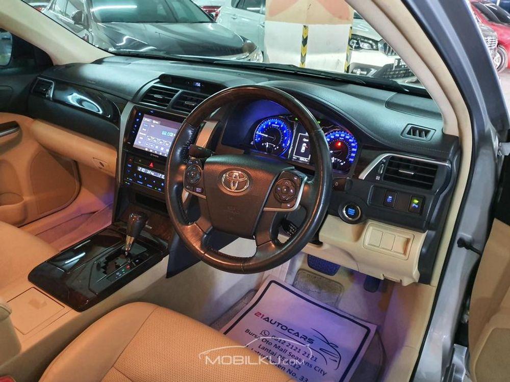 Mobil Toyota Camry 2015