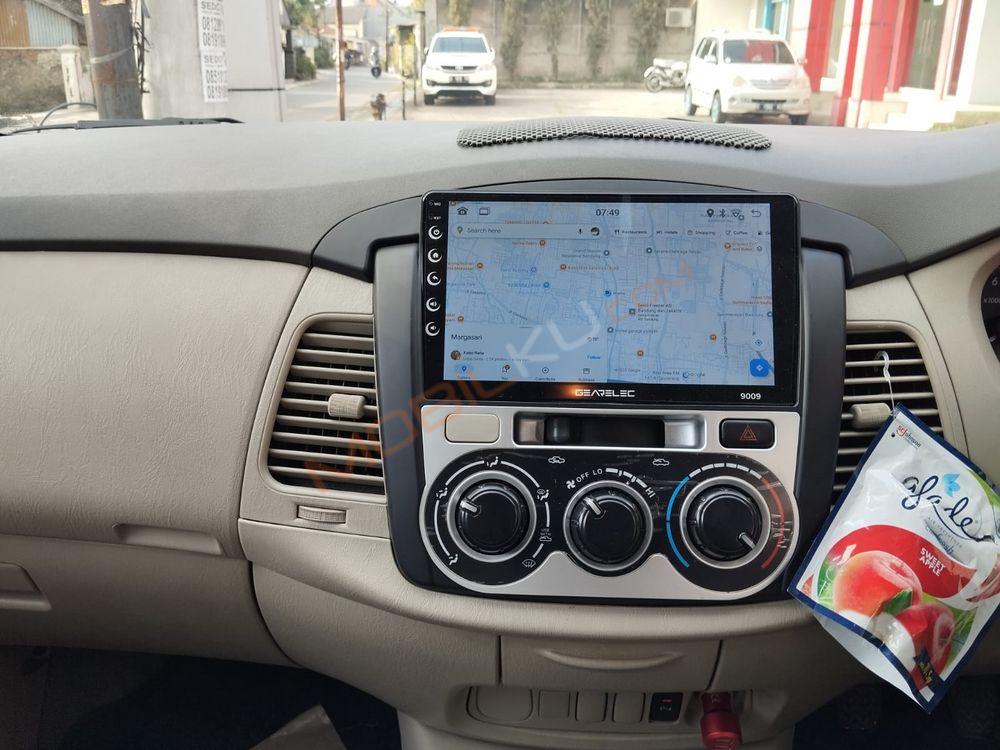 Mobil Toyota Kijang Innova 2013