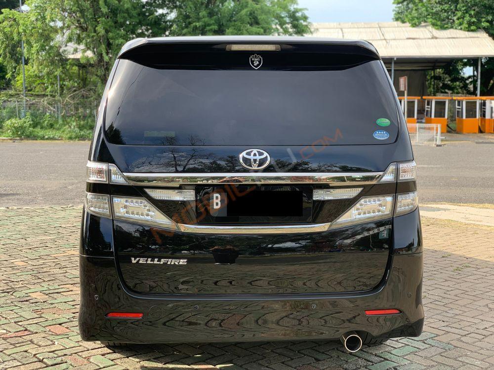 Mobil Toyota Vellfire 2013