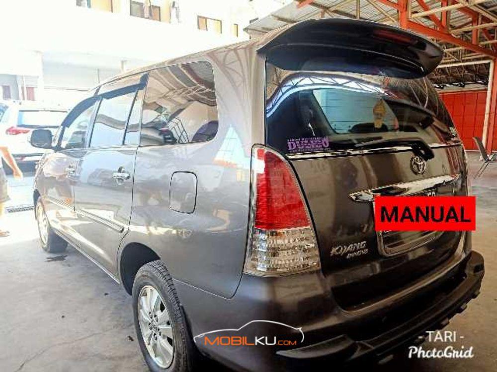 Mobil Toyota Kijang Innova 2011