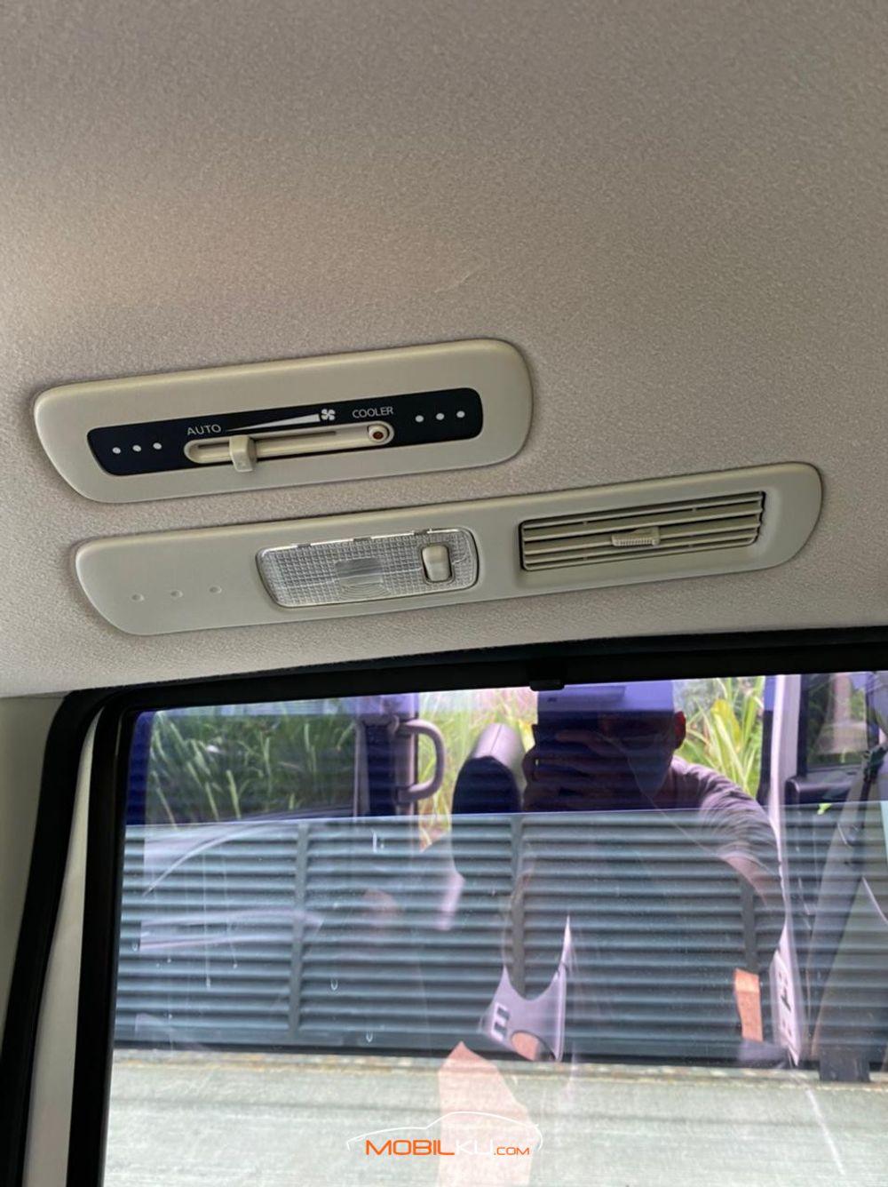 Mobil Nissan Serena 2013