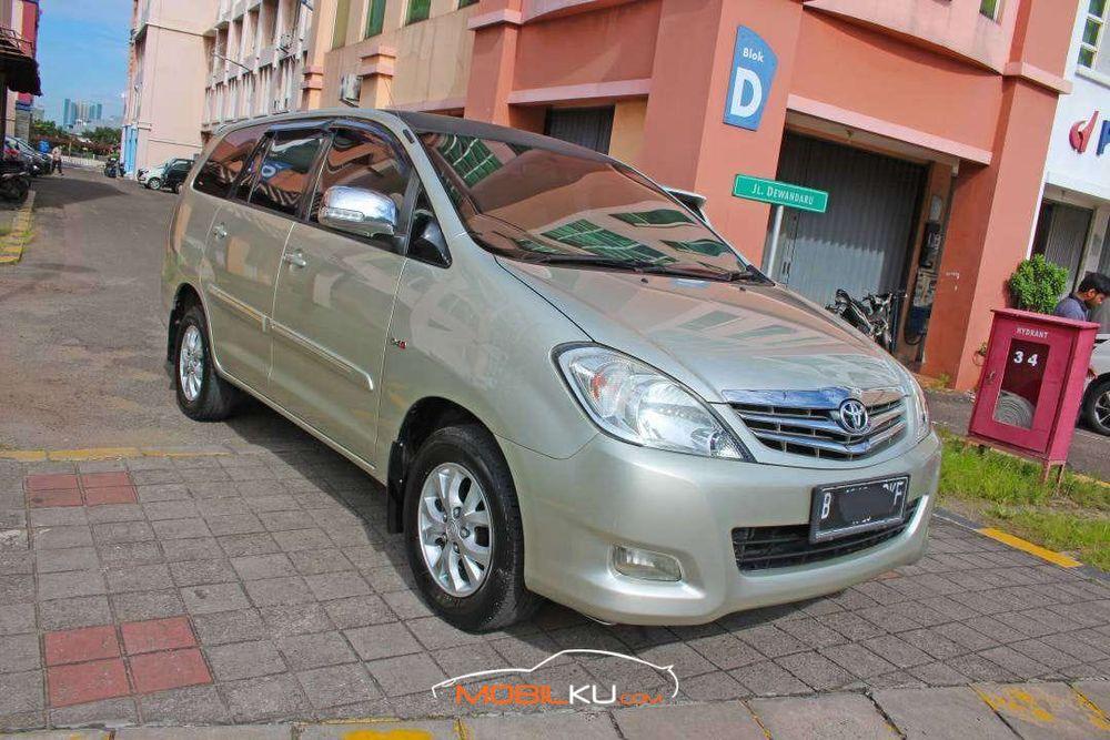 Mobil Toyota Kijang Innova 2010