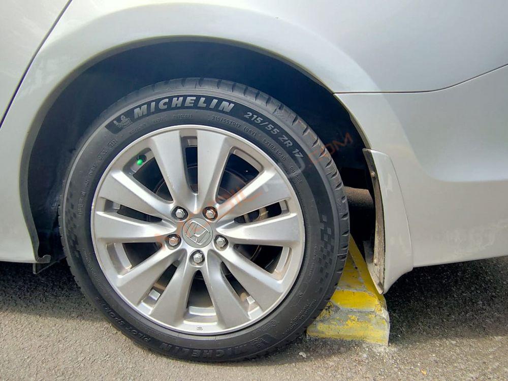 Mobil Honda Accord 2012