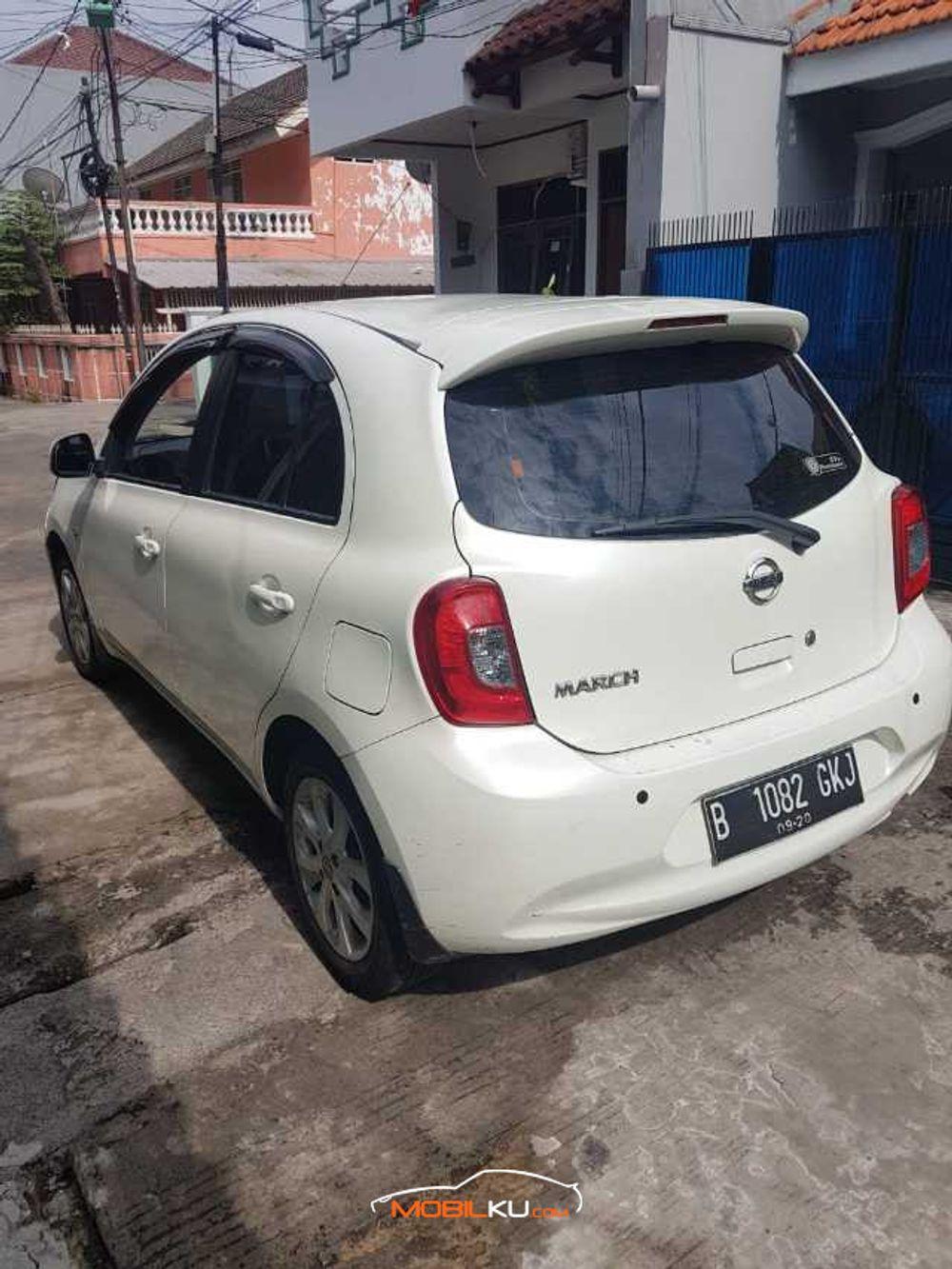 Mobil Nissan March 2015