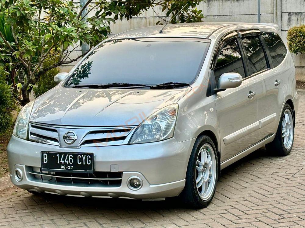 Mobil Nissan Grand Livina 2011