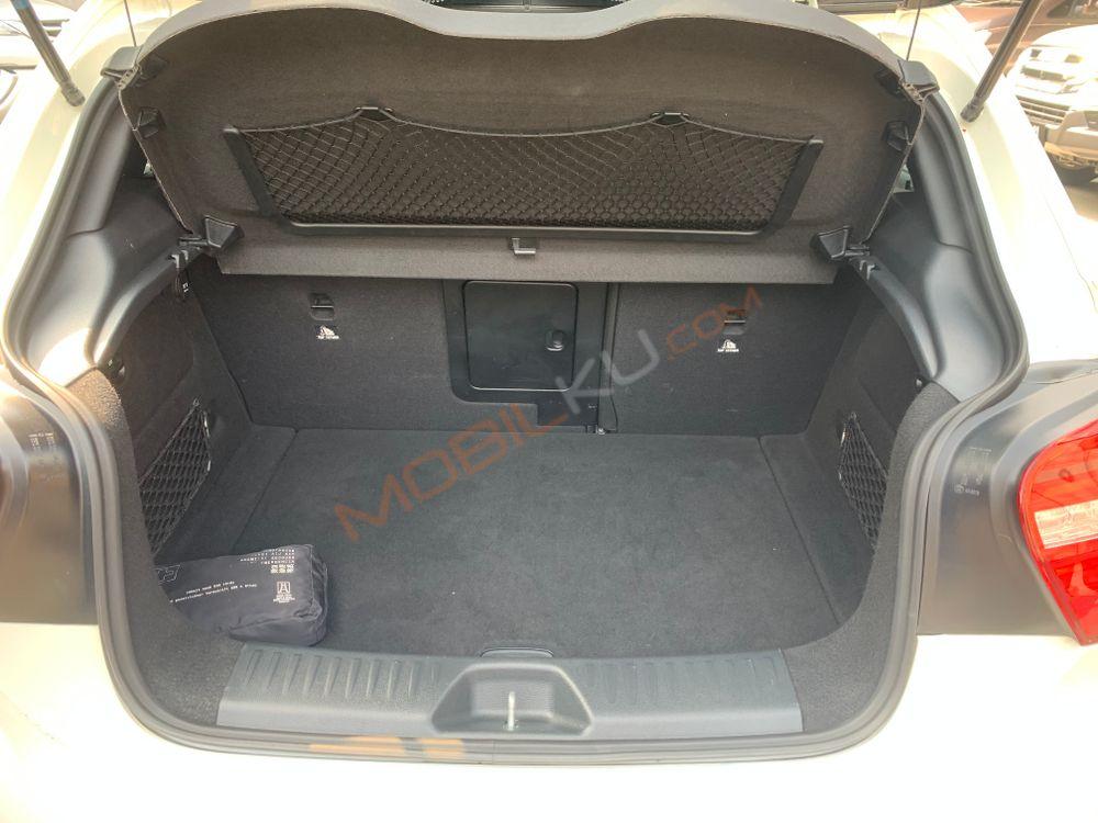 Mobil Mercedes-Benz A-Class 2013