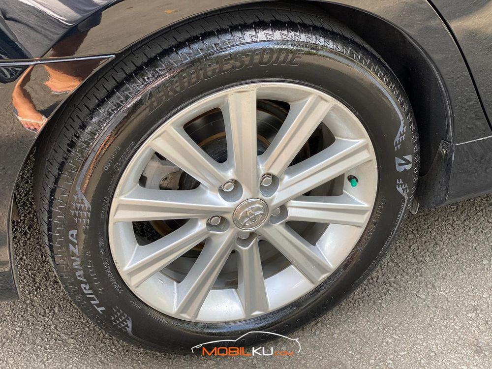 Mobil Toyota Camry 2014