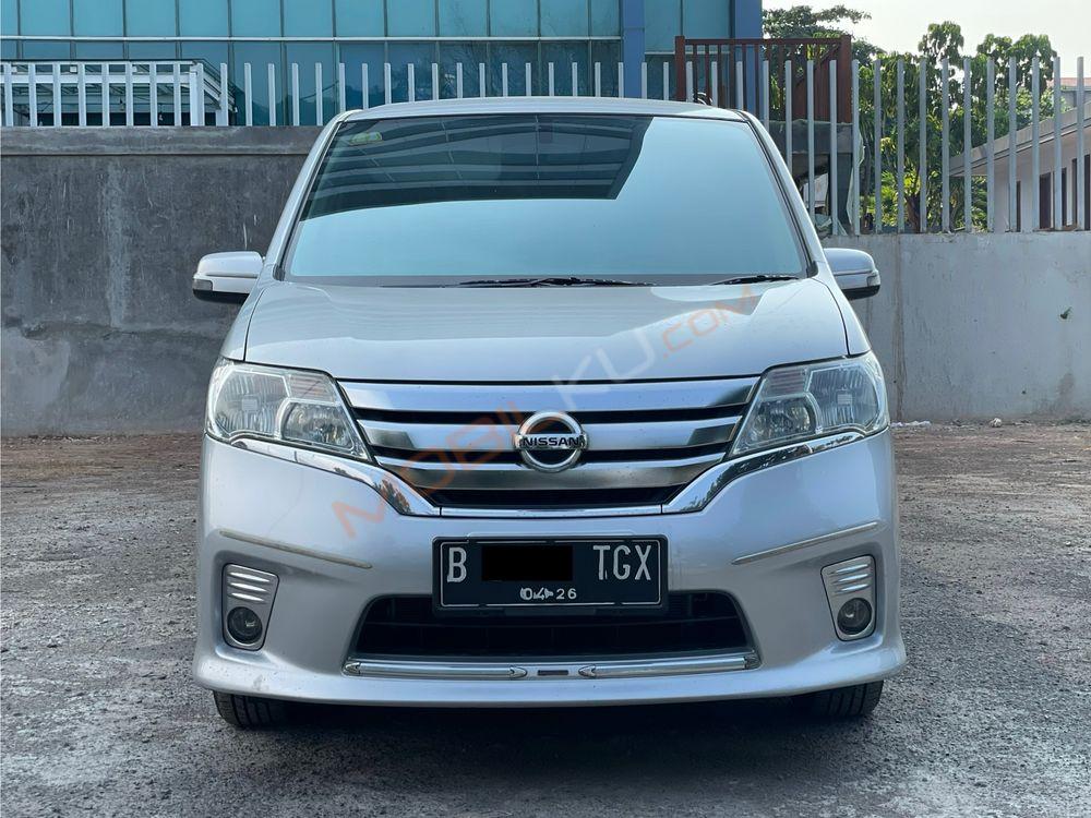 Mobil Nissan Serena 2013