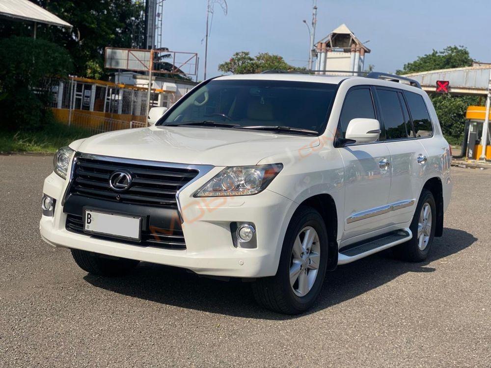 Mobil Lexus LX 2013