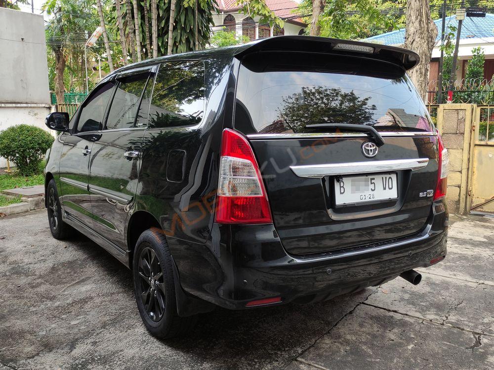 Mobil Toyota Kijang Innova 2012