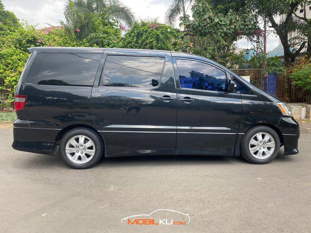 Mobil Toyota Alphard 2004