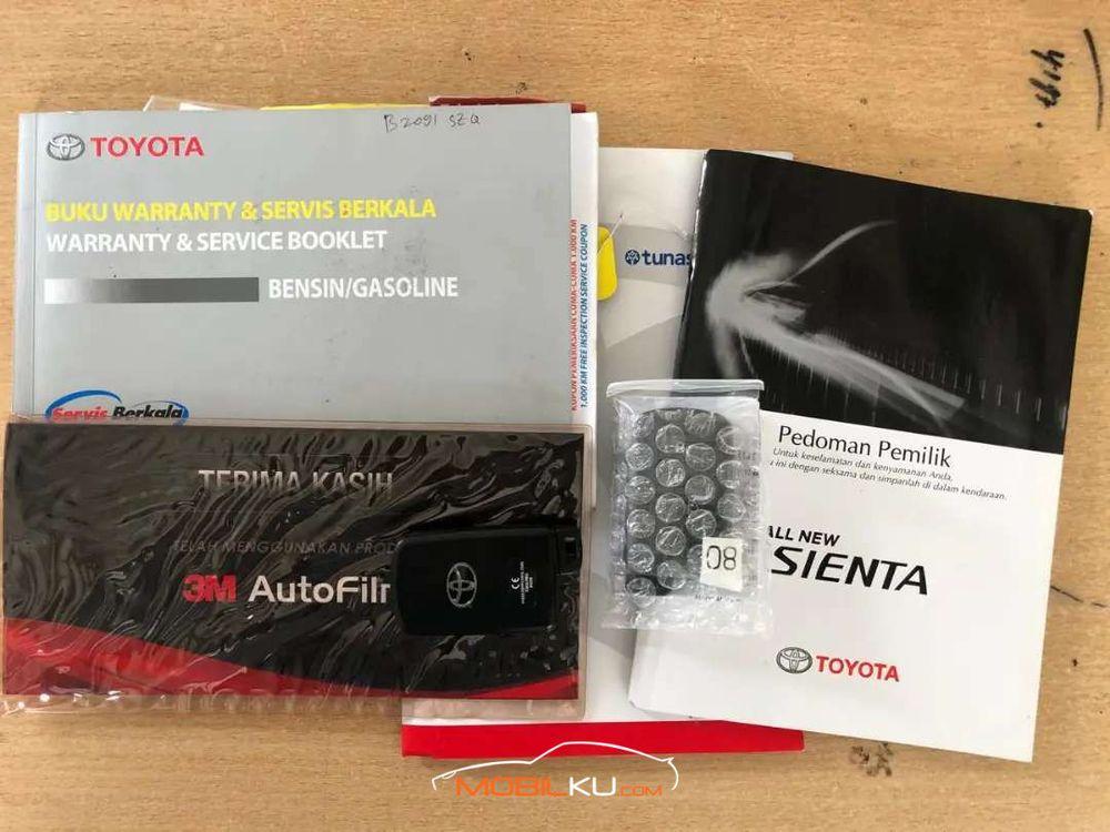 Mobil Toyota Sienta 2008