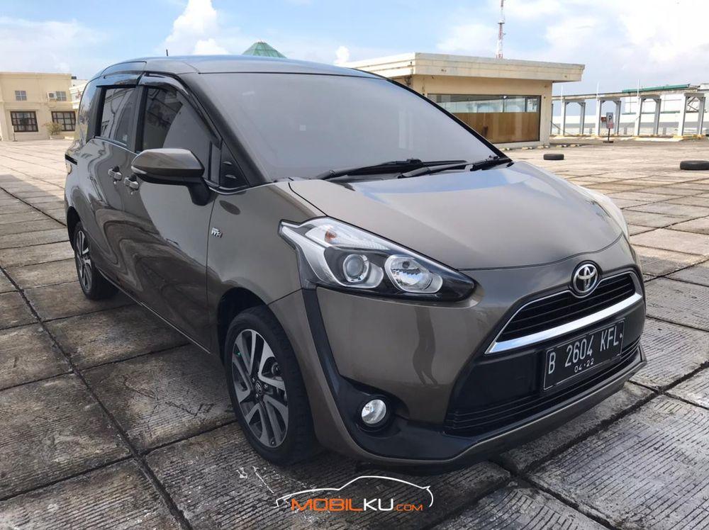 Mobil Toyota Sienta 2017