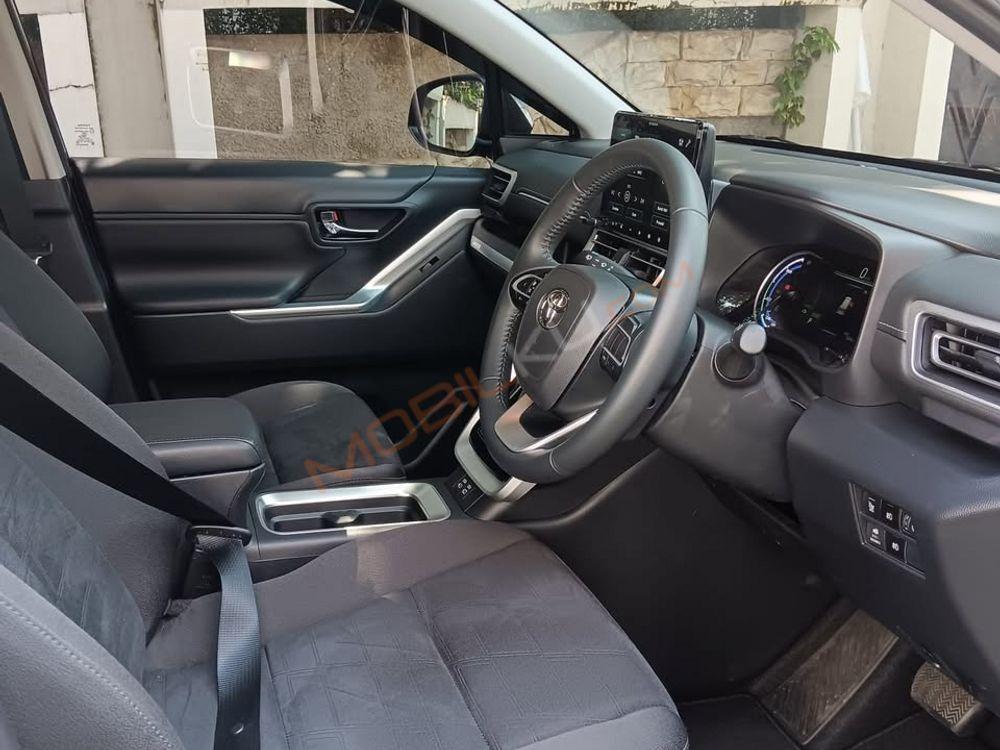 Mobil Toyota Kijang Innova 2023