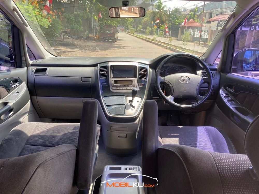 Mobil Toyota Alphard 2004