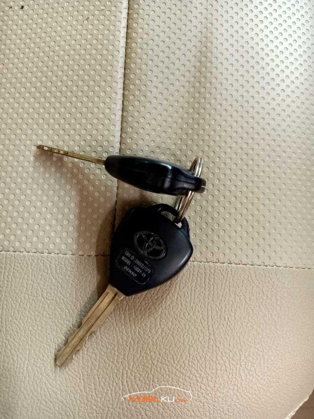 Mobil Toyota Kijang Innova 2005