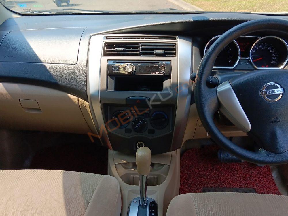 Mobil Nissan Livina 2013