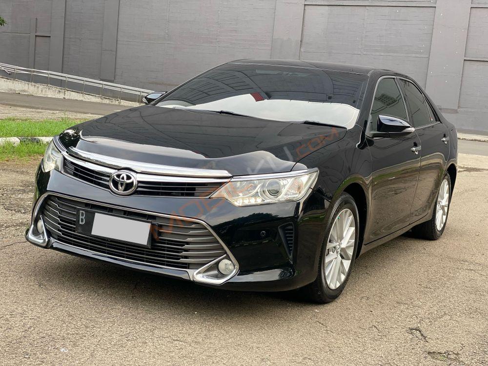 Mobil Toyota Camry 2015