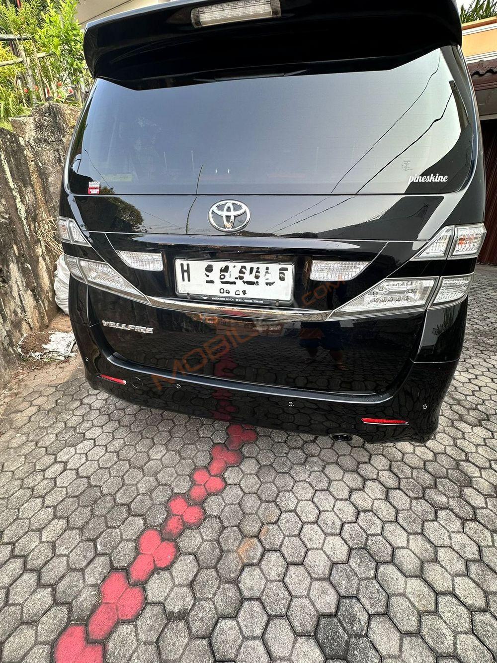 Mobil Toyota Vellfire 2010