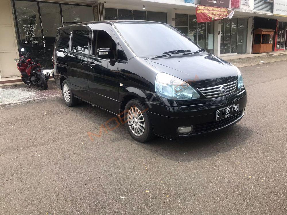 Mobil Nissan Serena 2012