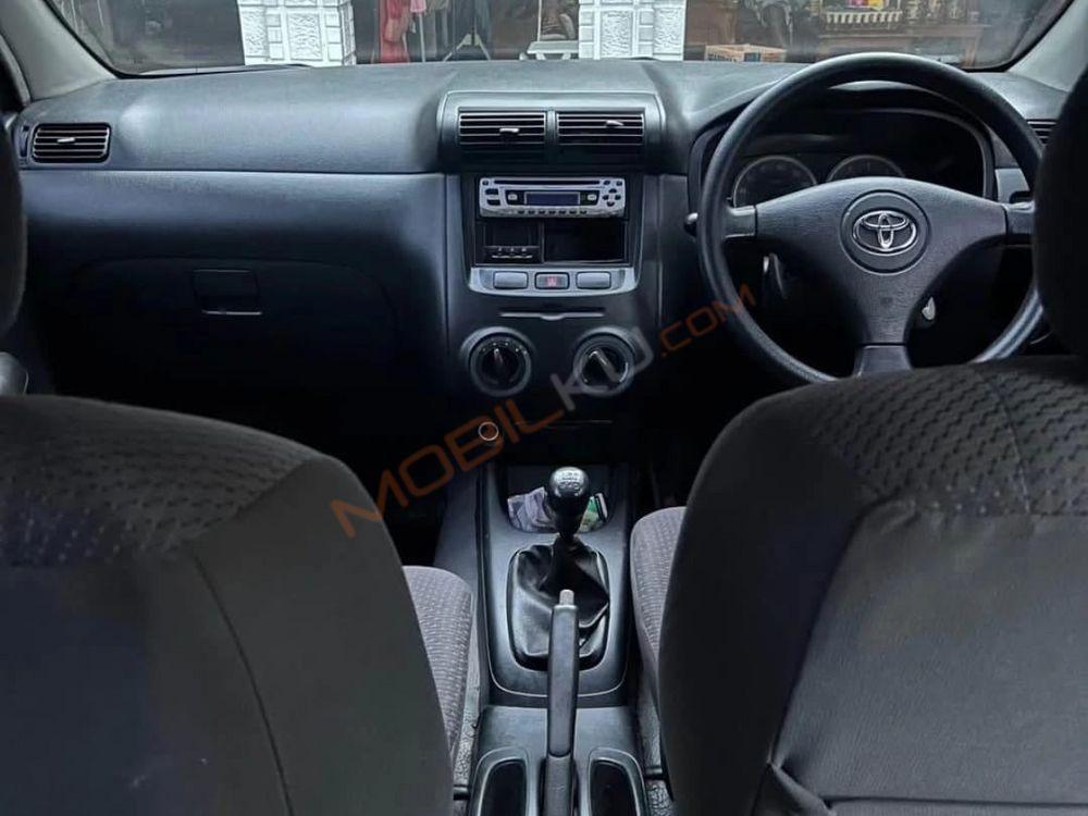 Mobil Toyota Avanza 2005