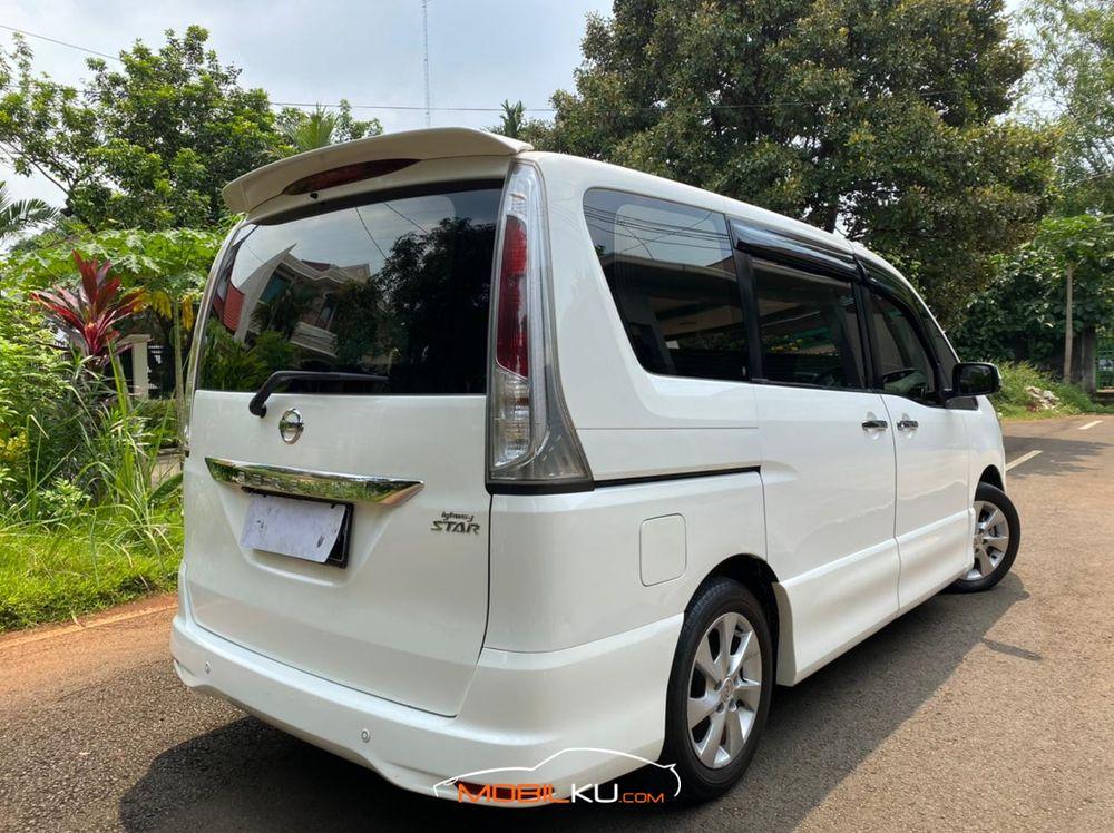 Mobil Nissan Serena 2013