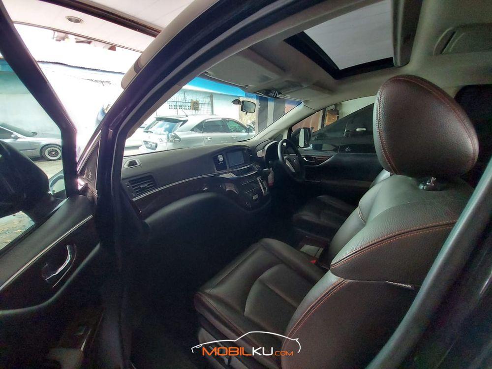 Mobil Nissan Elgrand 2011