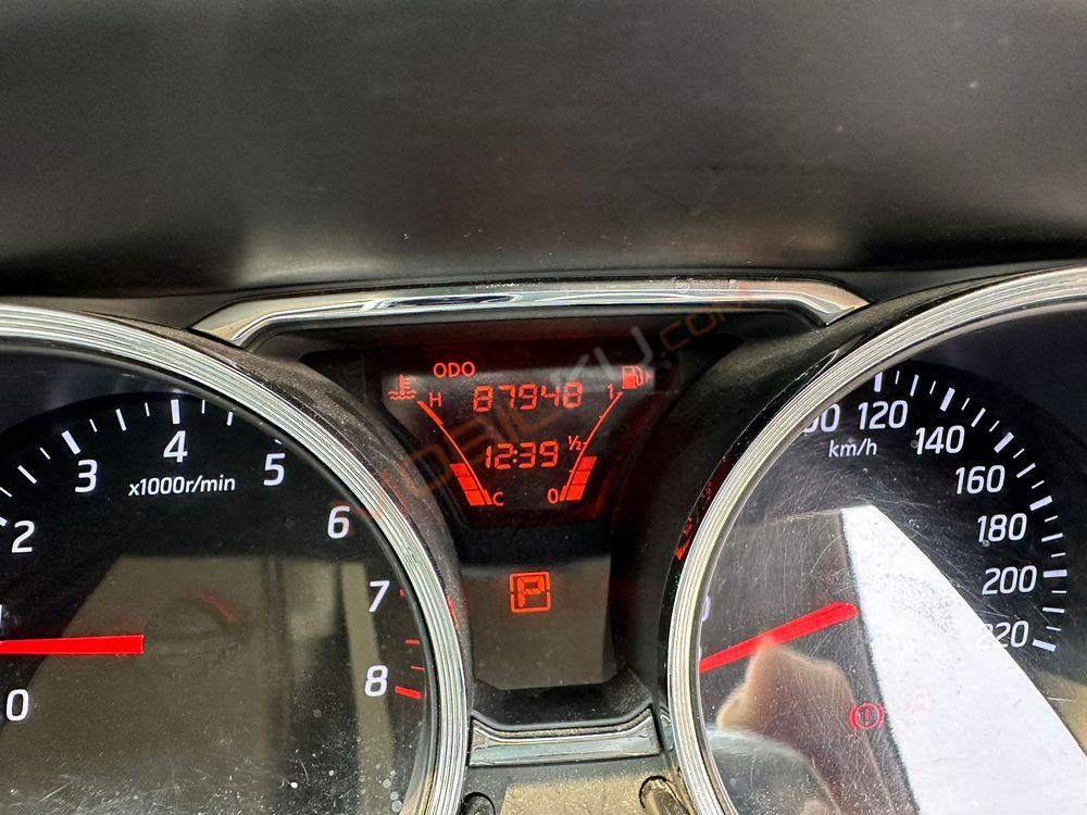 Mobil Nissan Grand Livina 2014