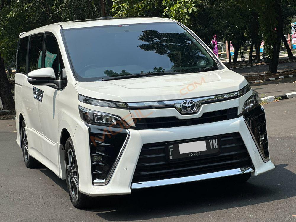Mobil Toyota Voxy 2019
