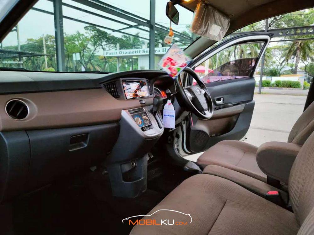 Mobil Toyota Calya 2016
