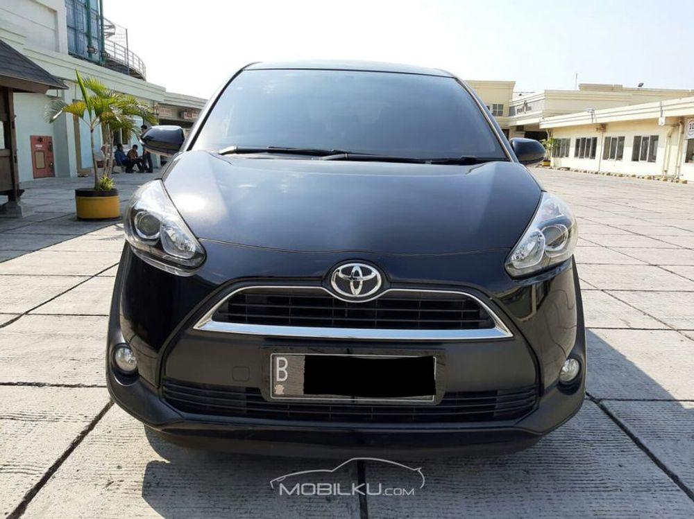 Mobil Toyota Sienta 2017