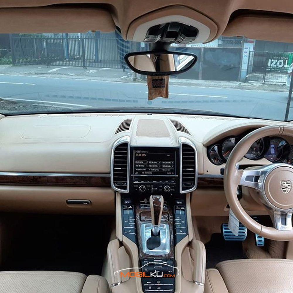 Mobil Porsche Cayenne 2011