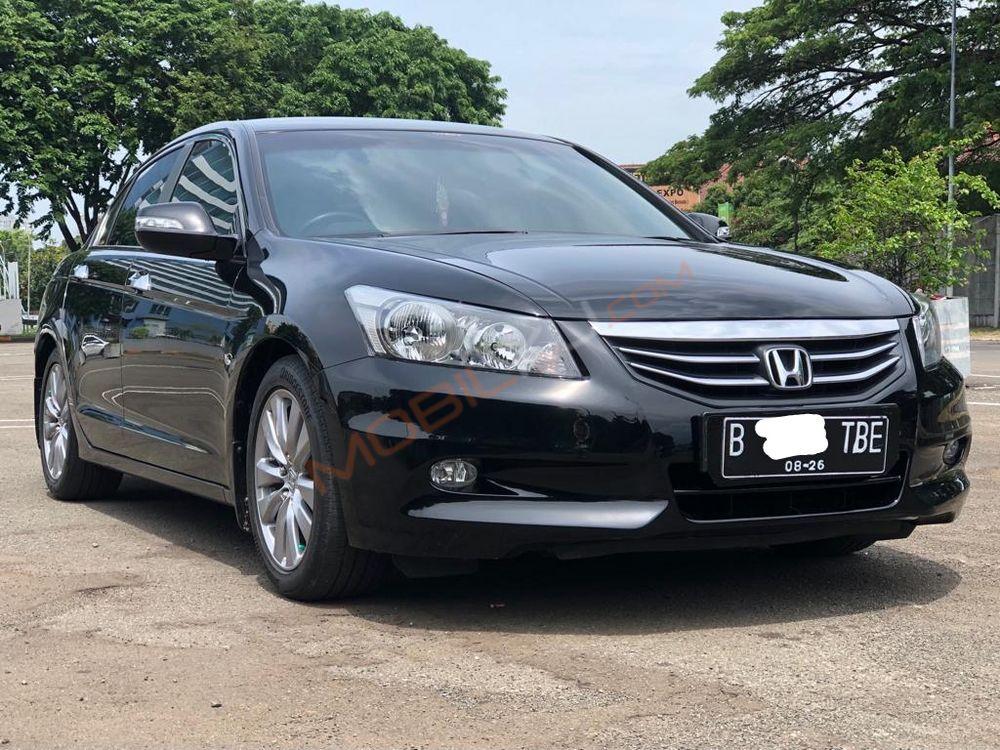 Mobil Honda Accord 2011