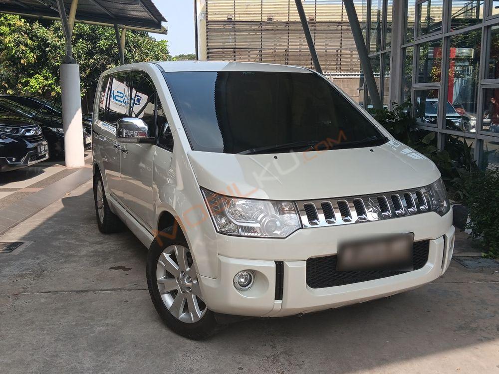 Mobil Mitsubishi Delica 2016