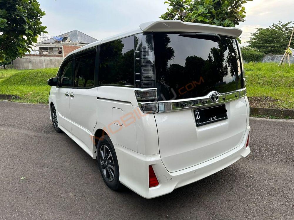 Mobil Toyota Voxy 2018