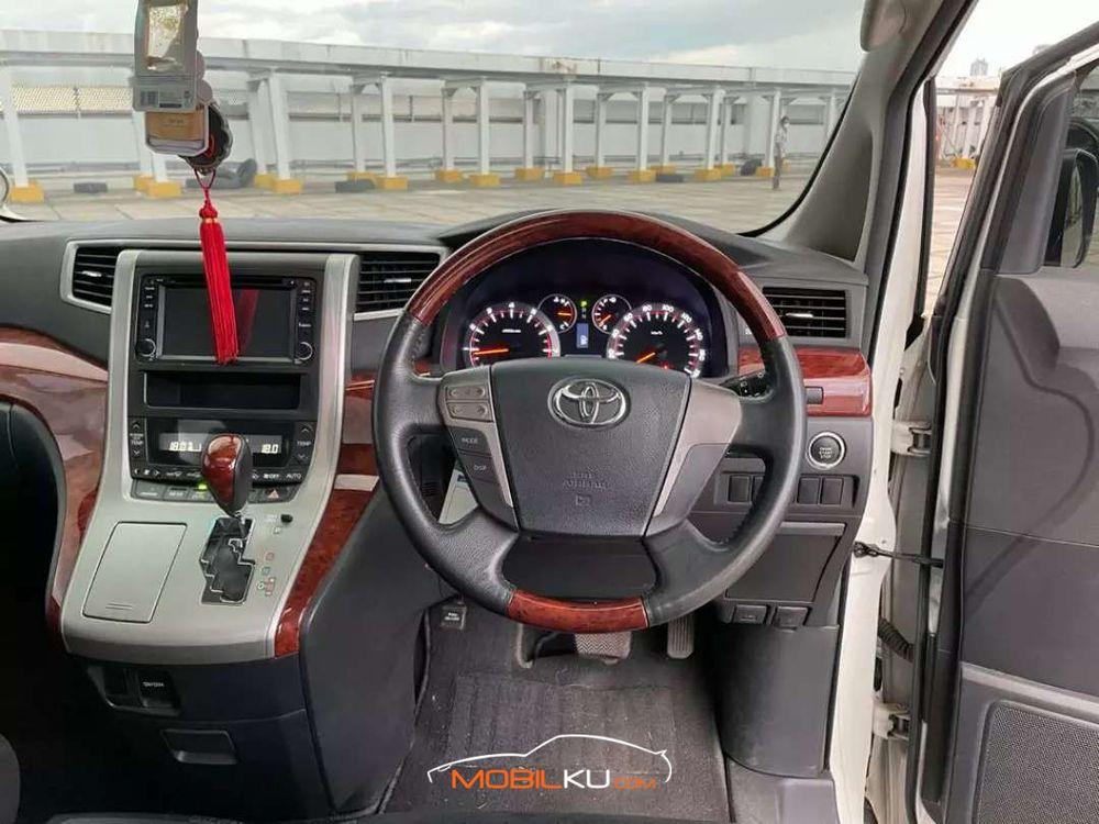 Mobil Toyota Vellfire 2011