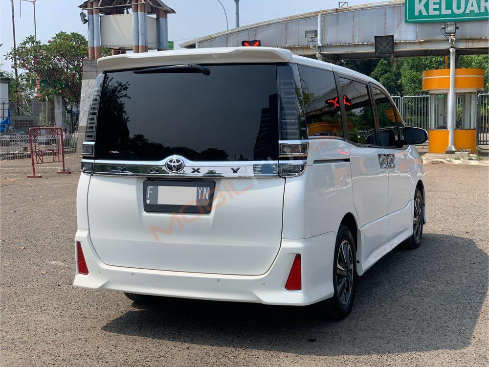 Mobil Toyota Voxy 2019