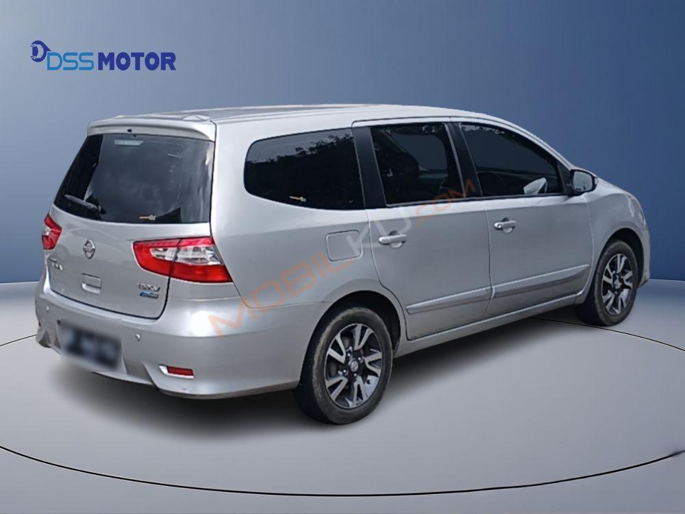 Mobil Nissan Grand Livina 2017