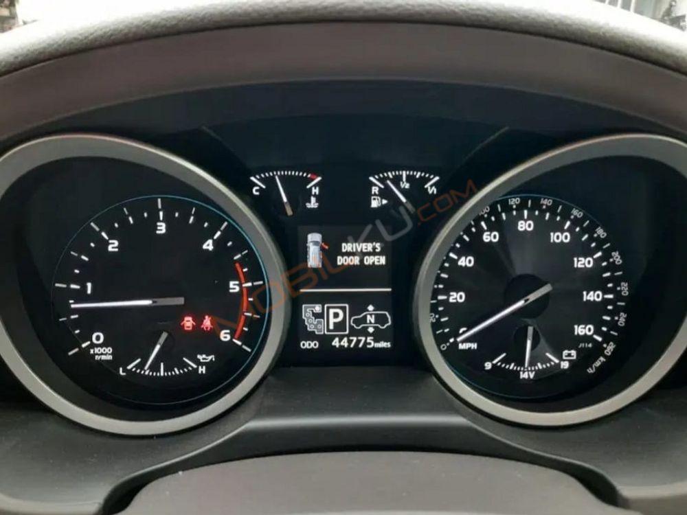 Mobil Toyota Land Cruiser 2012