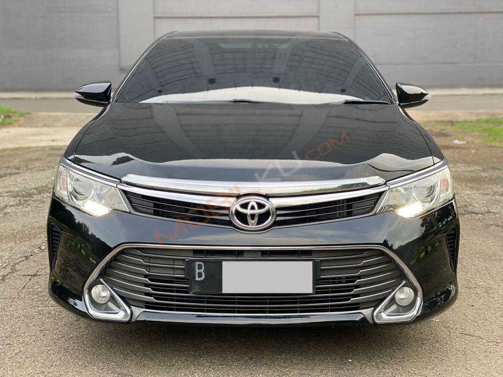 Mobil Toyota Camry 2015