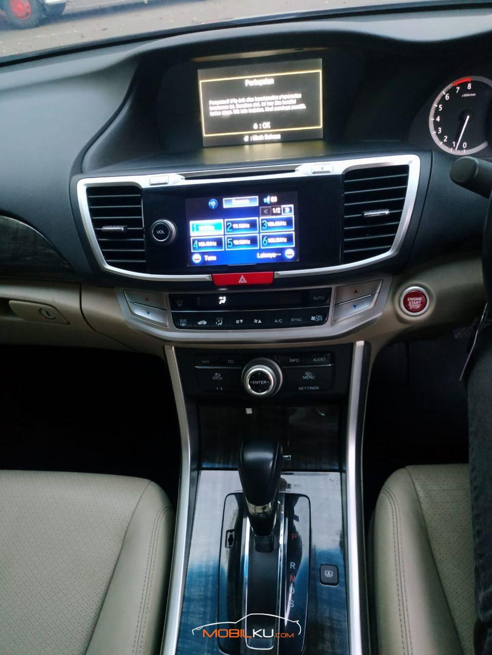 Mobil Honda Accord 2014