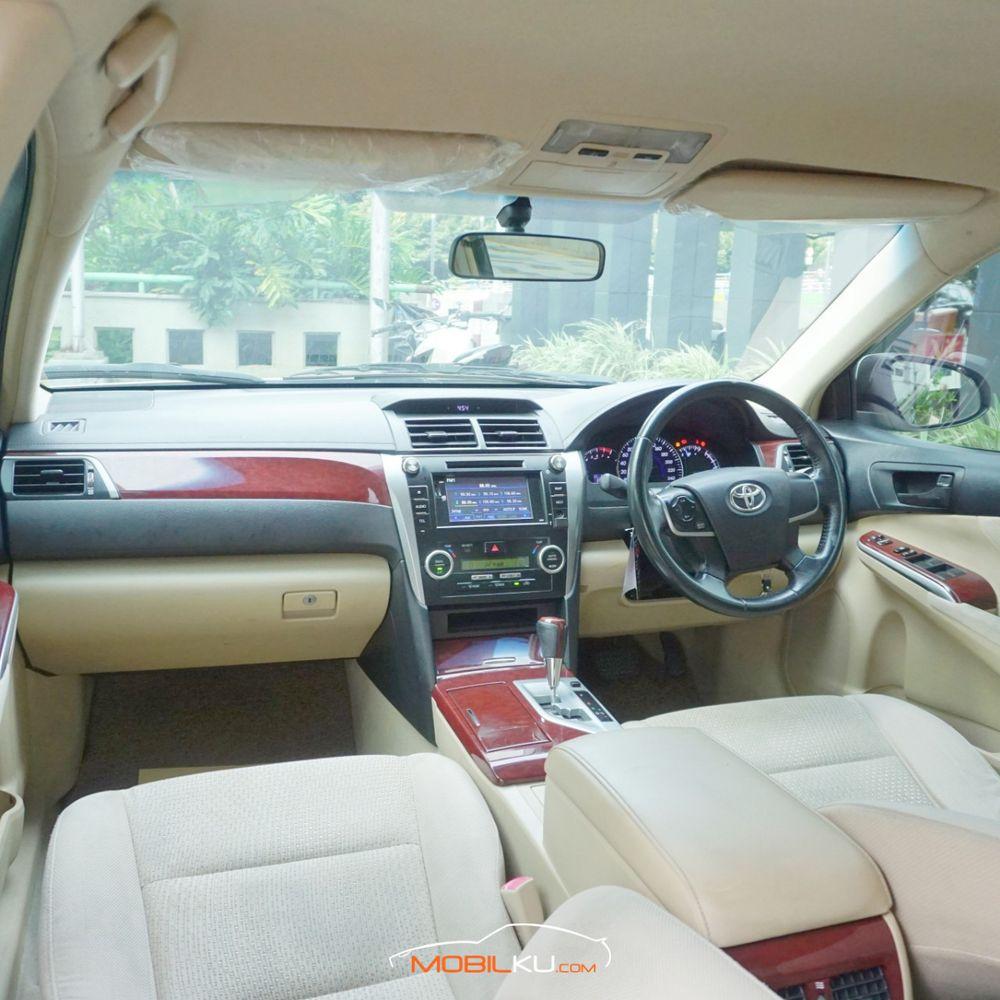 Mobil Toyota Camry 2013