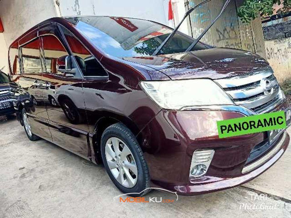 Mobil Nissan Serena 2013