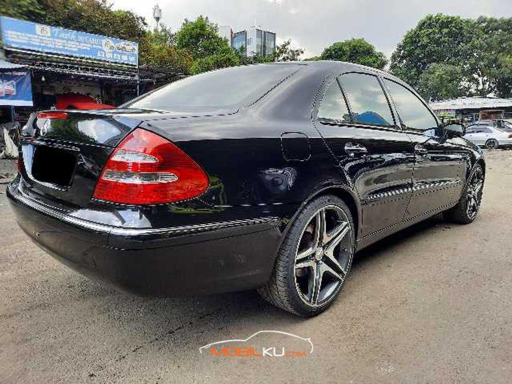 Mobil Mercedes-Benz E-Class 2004