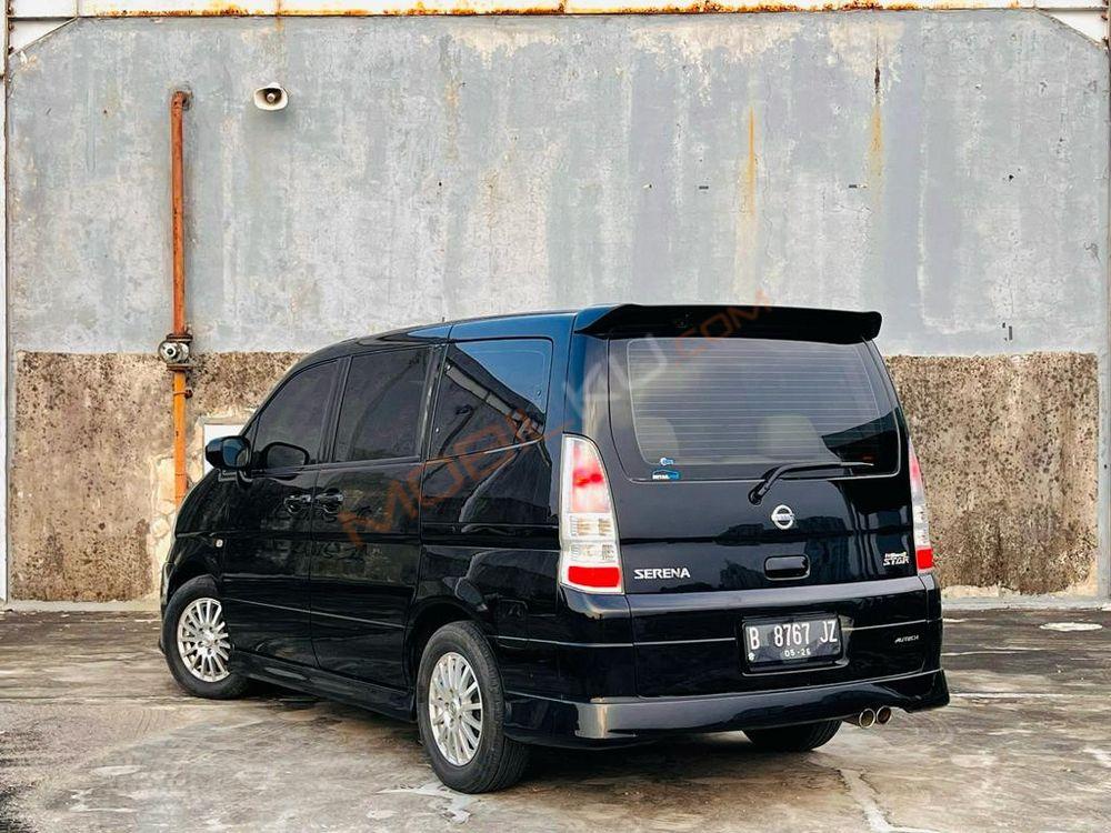 Mobil Nissan Serena 2011