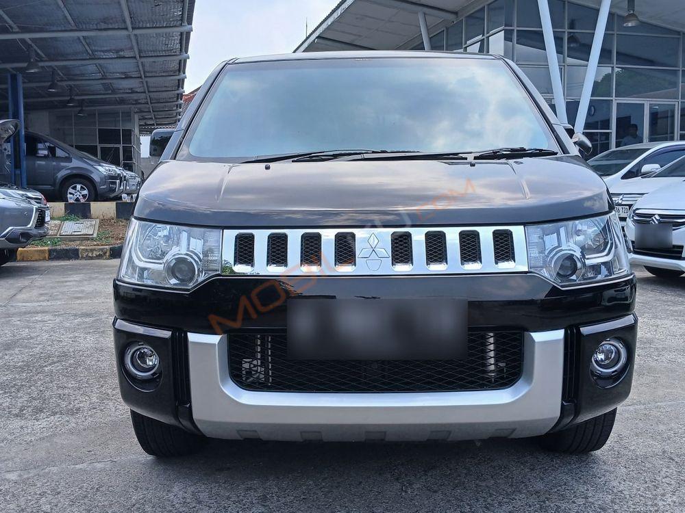 Mobil Mitsubishi Delica 2015