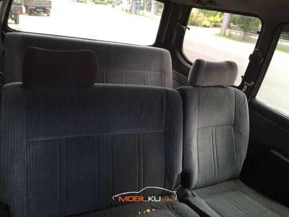 Mobil Toyota Kijang 2002