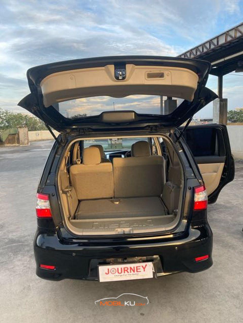 Mobil Nissan Grand Livina 2015